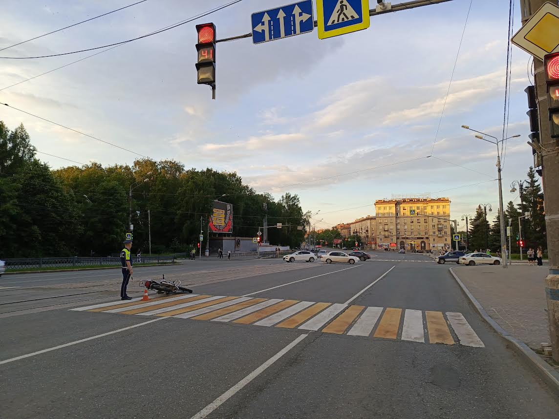 В ГИБДД рассказали подробности падения байкера в центре Нижнего Тагила