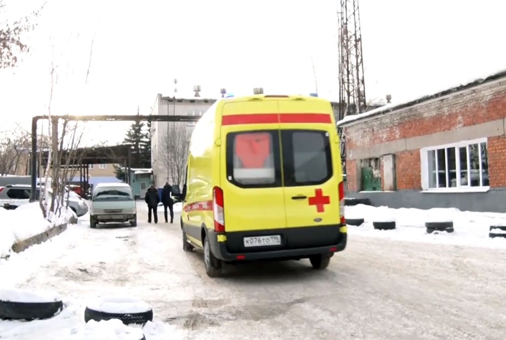 В Нижнем Тагиле новорожденного бросили на лавке на холоде: врачи борются за его жизнь