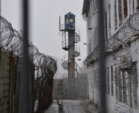 Открыли две новые - они уже переполнены: в России острая нехватка тюрем для силовиков, на 100 человек - 4 унитаза