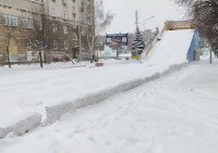 В Нижнем Тагиле строители ледового городка перекрыли въезд во двор дома горкой (видео)