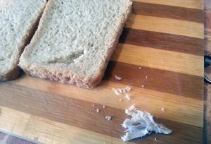 Кусок ткани в хлебе попался жительнице Нижнего Тагила (фото)