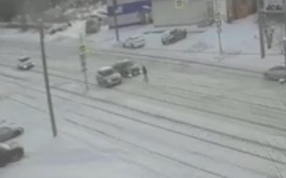 Одна машина затормозила, а вторая нет: появилось видео, как сбили девушку на &laquo;зебре&raquo; в Тагиле