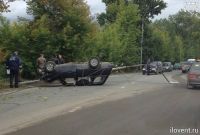 На улице Тагильская перевернулось авто, сбив столб (фото)