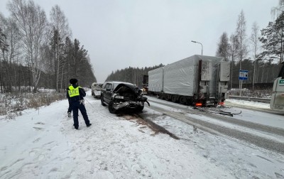 Тагильчанин на внедорожнике влетел в стоящий на трассе длинномер