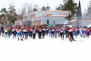 Более двух тысяч тагильчан приняли участие в лыжном походе «Вагонская снежинка» (фото)