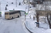 В пригороде Нижнего Тагила автобус врезался в магазин: фото