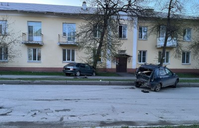 В Нижнем Тагиле молодые друзья поехали за добавкой, но врезались в припаркованную машину