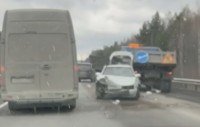На Серовском тракте автомобили паровозиком влетели в КАМАЗ дорожников
