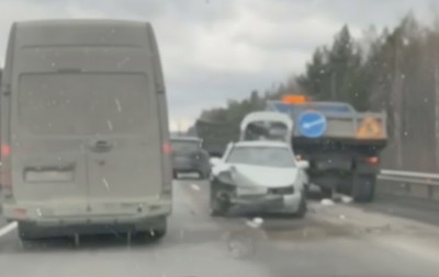 На Серовском тракте автомобили паровозиком влетели в КАМАЗ дорожников