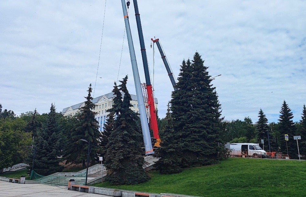 На набережной Нижнего Тагила установили огромный флагшток: фото