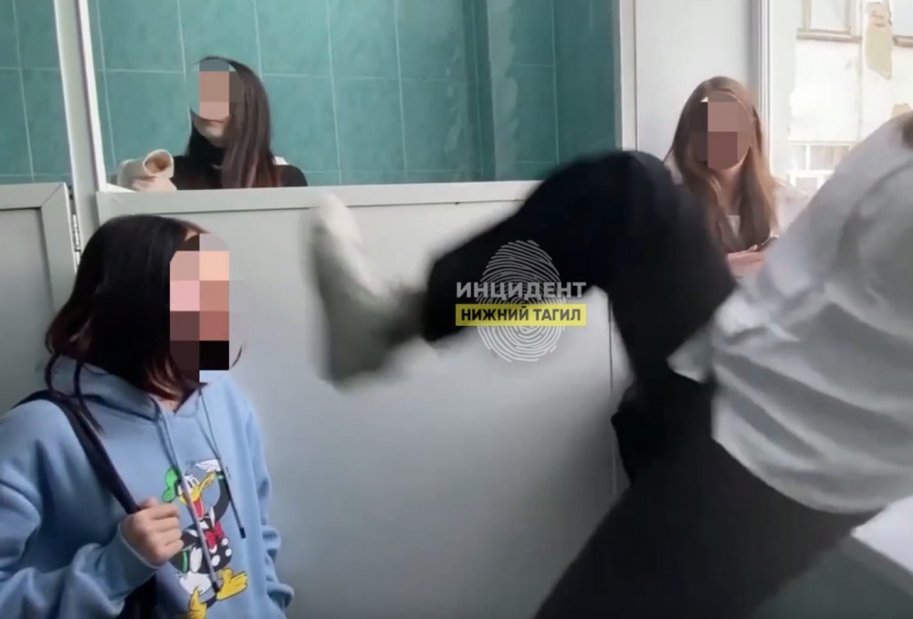 Тагильская школьница, которая избила сверстницу в туалете, осталась безнаказанной из-за возраста