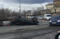 В центре Нижнего Тагила перевернулся внедорожник (фото, видео)