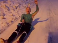 В Нижнем Тагиле 17-летний пранкер ради своего кумира Эдварда Билла устроил гонки на ледянке, прицепившись к автомобилю (видео)
