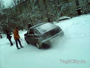 «От удара я упала на капот, а дочка и коляска - в снег». Появилось видео как 16-летний «шумахер» сбил женщину с двумя детьми