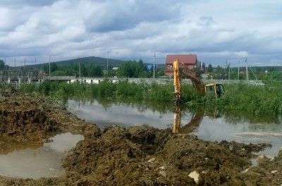 Под Нижним Тагилом во время очистки пруда утопили экскаватор