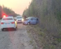 На Серовском тракте женщина на Matiz, пытаясь обогнать грузовик, улетела в кювет. Она везла детей