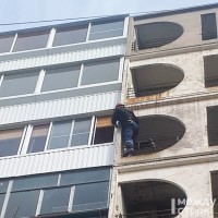 В Нижнем Тагиле спасатели освободили женщину, которую двухлетняя дочь заперла на балконе 7-го этажа