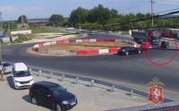 Водитель грузовика поехал по привычке и погубил человека: видео страшной аварии