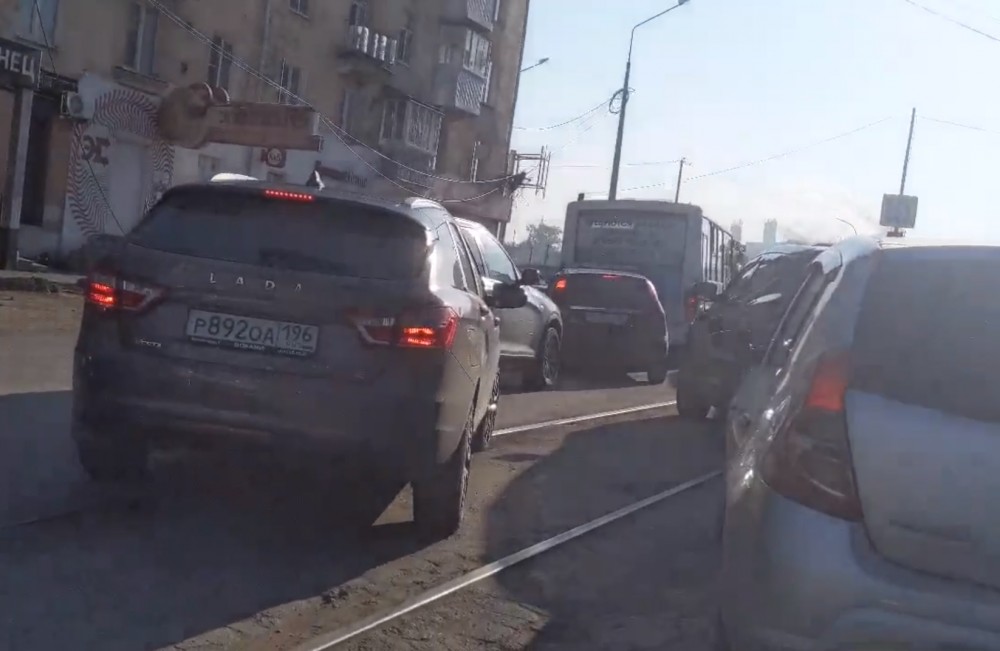 Водители пожаловались на коллапс у моста на Тагилстрой: «втискивались по понятиям» (видео)