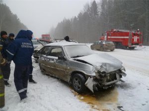 В снегопад на Серовской трассе столкнулись три автомобиля (фото)