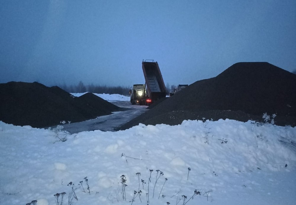 Под Нижним Тагилом поле засыпают отходами НТМК: жители жалуются на химический запах