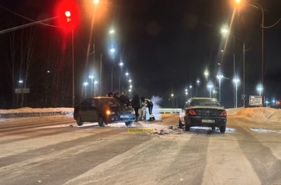 Пьяный лишенец, пытаясь уехать из города, проскочил на &laquo;красный&raquo; и устроил аварию