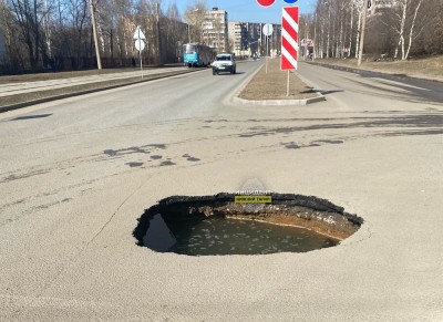 Чудом никто не провалился: обрушение дороги в Нижнем Тагиле попало на видео