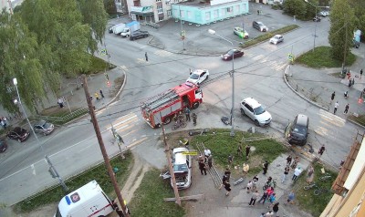 В центре Нижнего Тагила столкнулись две легковушки: обе ехали на запрещающий сигнал