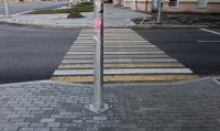 Тротуар для столбов: в Нижнем Тагиле пешеходам преграждают путь