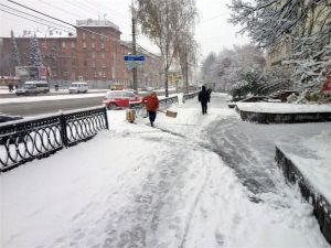 Тротуары чистят, дороги посыпают. Дорожники уверяют, что у них всё под контролем