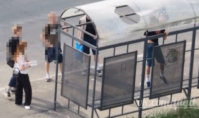 В Нижнем Тагиле вандалы громят остановки: видео