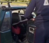 Следователи опубликовали видео стычки тагильчанки с инспектором ГИБДД. И по нему не понятно, как она вывихнула полицейскому руку