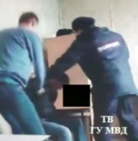 «Сейчас я покажу вам фокус». В Нижнем Тагиле грабитель стал биться головой об стол, угрожая полицейским (видео)