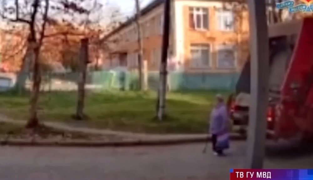 Водитель мусоровоза, задавивший пенсионерку сдавая задним ходом, избежал колонии (видео 18+)