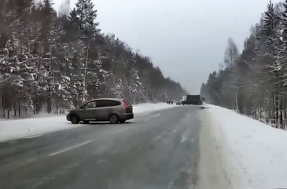 &laquo;Ледовое побоище&raquo; на Серовском тракте: массовое ДТП с участием спорткара попало на видео