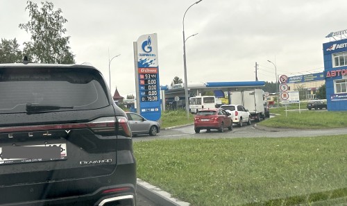 Бензин есть, мешает паника: вице-мэр объяснил очереди на АЗС и оценил идею заправок &laquo;по номерам&raquo;