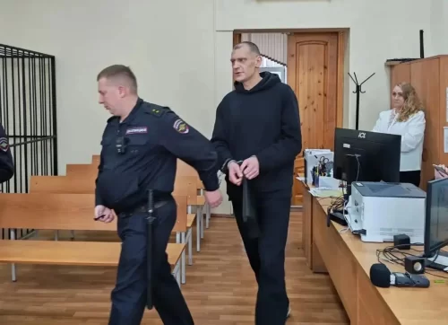 Избил, заставил ползти на коленях и затолкал в багажник: тагильчанин похитил знакомого из общежития
