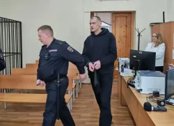 Избил, заставил ползти на коленях и затолкал в багажник: тагильчанин похитил знакомого из общежития