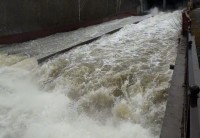 Из Тагильского пруда увеличили сброс воды: посмотрите на эту мощь