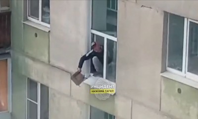 Вместо будильника &mdash; звон стекла и мат: неадекват выбил окно мебелью и открыл охоту на прохожих (видео)
