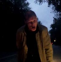 Зомби в городе: неадекватный мужчина в Екатеринбурге напал на машину (видео)