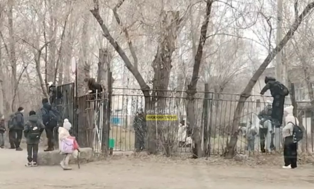 Тагильские власти отреагировали на штурм забора учениками