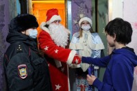 Тагильские полицейские в виде Деда Мороза и Снегурочки посетили детей из «сложных» семей (фото)