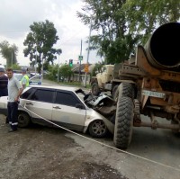 ВАЗ-21099 влетел в трубовоз. Подробности ДТП под Нижним Тагилом (фото)