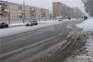 В районе Кедра на Вагонке прорвало трубу (фото)