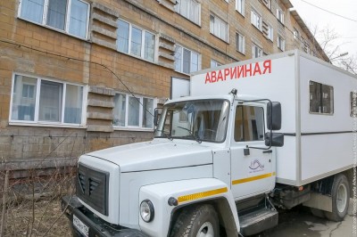 Закатали колодец в асфальт: коммунальщики объяснили задержку в устранении аварии на Гальянке