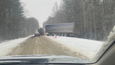 Много аварий и скользко: обстановка на Серовском тракте из-за снегопада (видео)