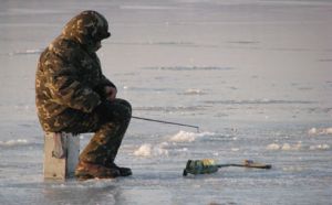 Два рыбака провалились под лёд в посёлке Свободный. Один не выплыл