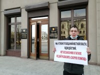 «Нет беззаконию в Тагиле»: единственный водитель государственной «скорой» пикетировал администрацию президента РФ