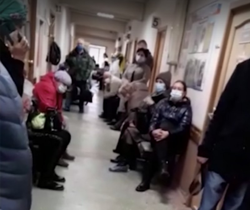 В тагильской больнице очереди по 150 человек из-за единственного томографа. Люди сутками ждут обследования (видео)